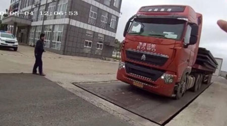 治超站檢測(cè)核載50噸貨車過(guò)地磅顯示213.96噸！